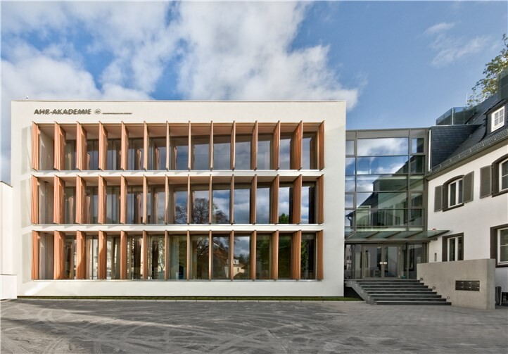 Die klimatisierten und gut ausgestatteten Räumlichkeiten stehen auch über die Kurszeiten hinaus zum Arbeiten zur Verfügung. privat