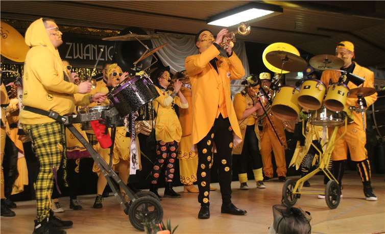 Die knallgelben „Gasseputzer“ überzeugten als Guggenmusiker aus Andernach.