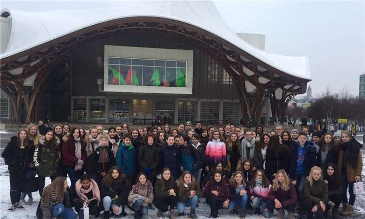 Die knapp 100 Schülerinnen und Schüler trafen sich am Centre Pompidou und stellten sich für ein Gruppenbild zusammen.Foto: privat