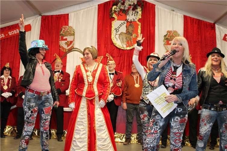 Die kölsche Kultband „Colör“ sang der scheidenden Majestät Marina I. ein eigens vorbereitetes Abschiedslied.