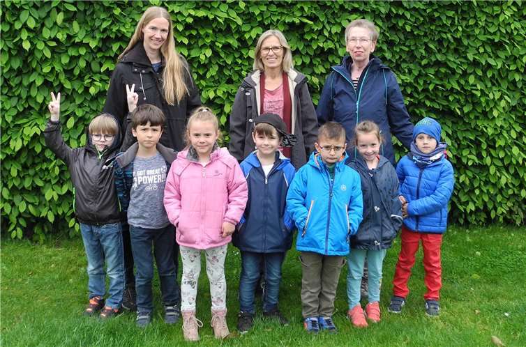 Die kommenden Schulkinder „Die Hasengruppe“ aus der Katholischen Kindertagesstätte St. Hildegard erfuhren alles Wissenswerte über das Leben der Kaninchen im Tierheim Andernach. Foto: privat