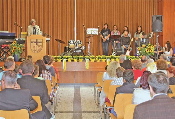 Die kommissarische Schulleiterin Elke Dietrich-Rein begrüßt die Kinder .