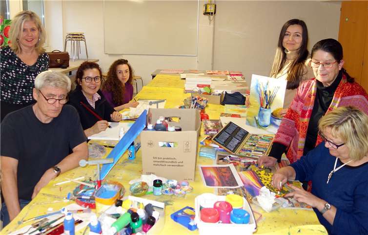 Die kommissarische VHS-Leiterin Jutta Günther und die Integrationsbeauftragte Dilorom Jacka lassen sich die Ideen und Visionen hinter den Entwürfen erklären. Foto: Stadt Neuwied