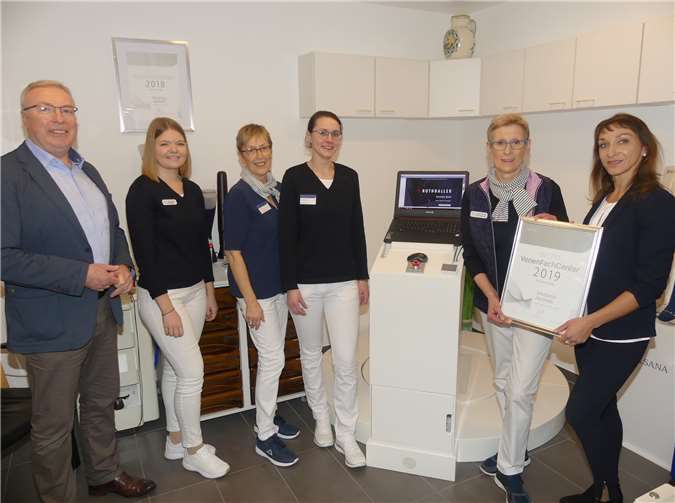 Die kompetente Betreuung der Venenpatienten erfolgt im Beratungsraum der Kreuzbergapotheke. Apothekerin Ursula Porten-Bergmann (2.v.r.) nahm die Urkunde von BELSANA-Außendienstmitarbeiterin Klaudia Chrzon, entgegen. Foto:TE