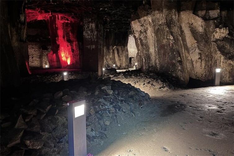 Die komplett erneuerte Beleuchtung im Lavakeller lässt das Besucherbergwerk in neuem Licht erstrahlen. 
