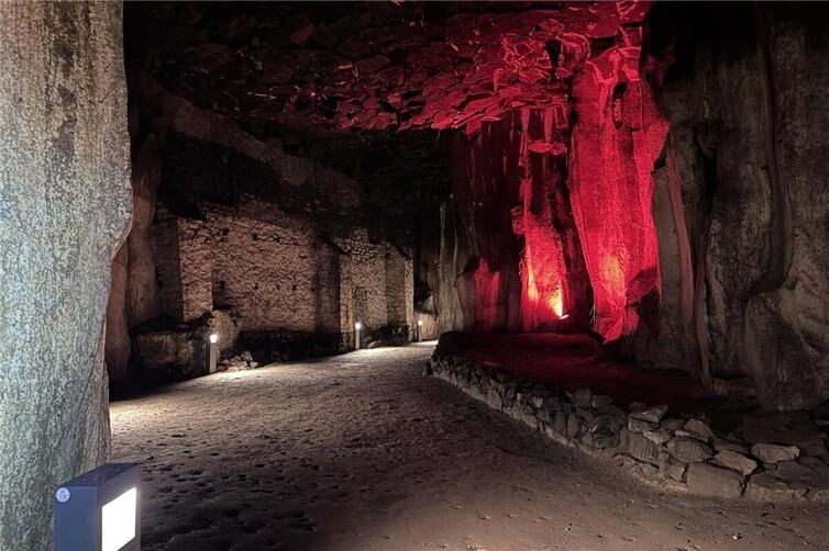 Die komplette Beleuchtung im Lavakeller lässt das Besucherbergwerk in neuem Licht erstrahlen. 