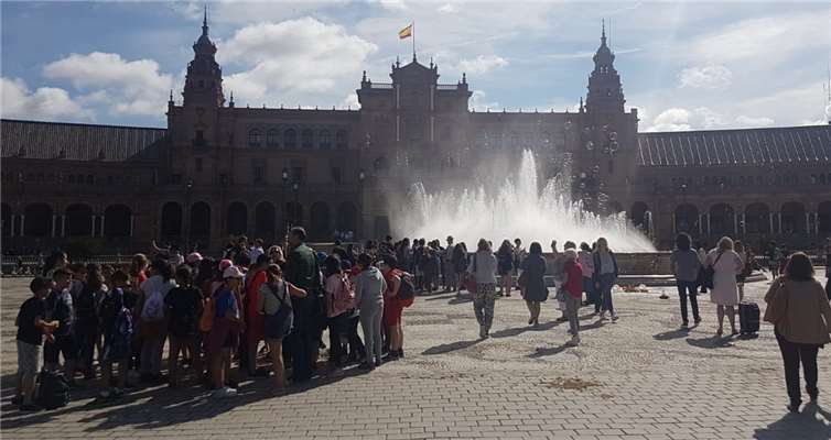 Die komplette Erasmus-Gruppe am Plaza de Espana in Sevilla.Foto: privat