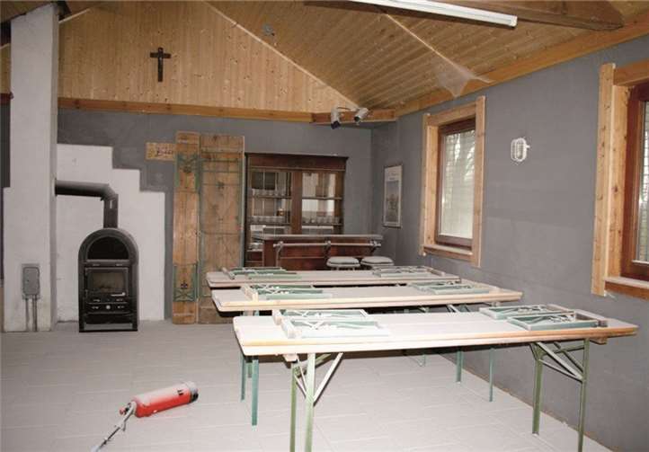 Die komplette Inneneinrichtung ist durch den Gebrauch des Feuerlöschers verwüstet. privat