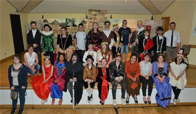 Die komplette „Mannschaft“ mit den Lehrern Daniela Laux und Elmar Holst, welche das Stück geschrieben und mit den Kindern einstudiert haben. privat