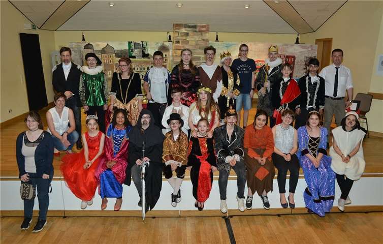 Die komplette „Mannschaft“ mit den beiden Lehrern Daniela Laux und Elmar Holst. privat