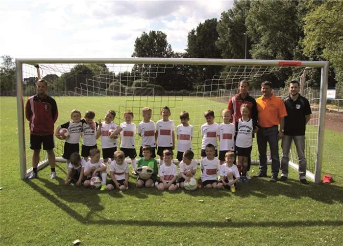 Die komplette Mannschaft und der Trainerstab freuen sich über die neuen Trikots. privat