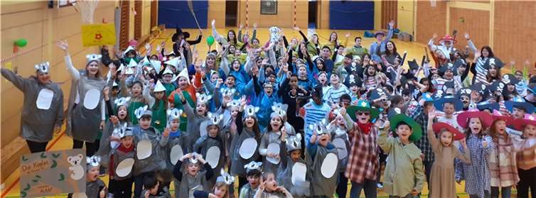 Die komplette Schulgemeinde feierte zusammen in der Turnhalle der Grundschule.  Foto: privat