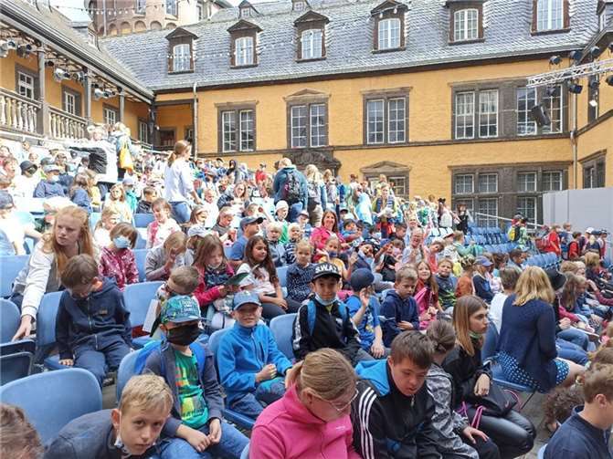 Die komplette Stufe 1 der Grundschule Remagen durfte sich auf die Vorführung des Stückes „Aschenputtel“ freuen. Foto: privat