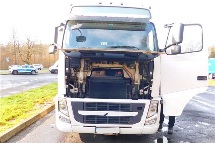 Die kontrollierte Sattelzugmaschine.  Fotos: Verkehrsdirektion Koblenz