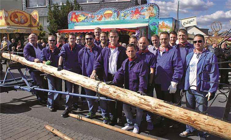 Die kräftigen Männer der Ki und Ka richteten den Kirmesbaum innerhalb kürzester Zeit auf. GH