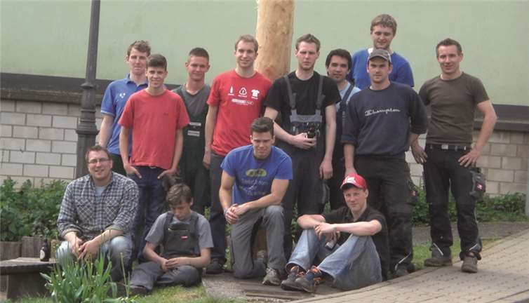 Die kräftigen Männer des JGV Franken ruhen sich nach den Baumstellen erst mal aus. privat