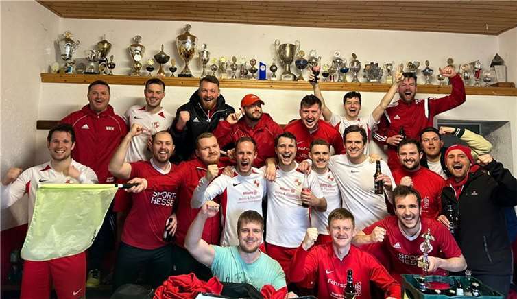 Die kraftvollen Spieler von der I. Mannschaft sind stolz auf ihre starke Gemeinschaftsleistung.  Foto: privat