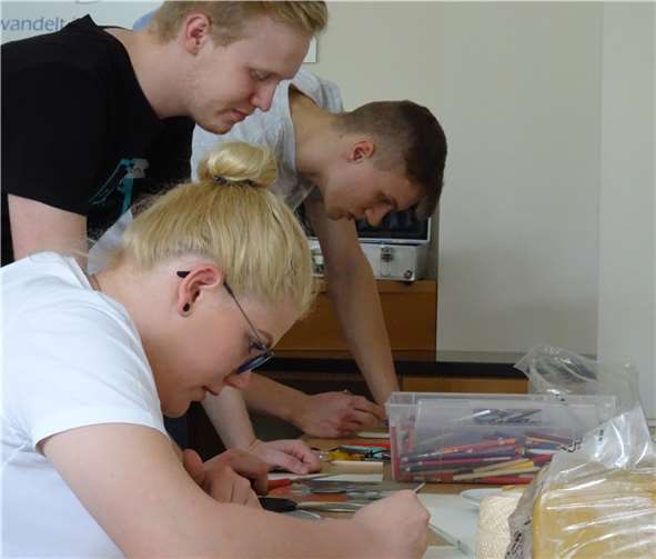 Die kreativen Tätigkeiten bildeten einen schönen Rahmen für die Begegnung der jungen Menschen. privat