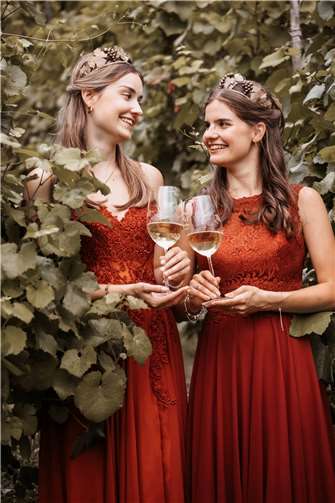 Die künftige Weinkönigin Athina Zisgen mit ihrer Weinprinzessin Mara Endris. Quelle: Gemeinde Oberfell