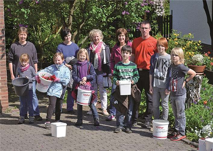 Die künftigen Kommunionkinder sammelten im Ort Blüten für den Teppich am Kinderaltar. privat