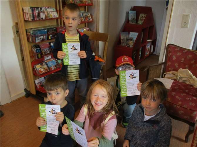 Die künftigen Schulkinder aus Bandorf haben sich in diesem Jahr Schuldinos genannt. Ein Teil der Gruppe hat die KöB St.Remigius erobert und ihre Bibfit Urkunden in Empfang genommen.  Foto: privat