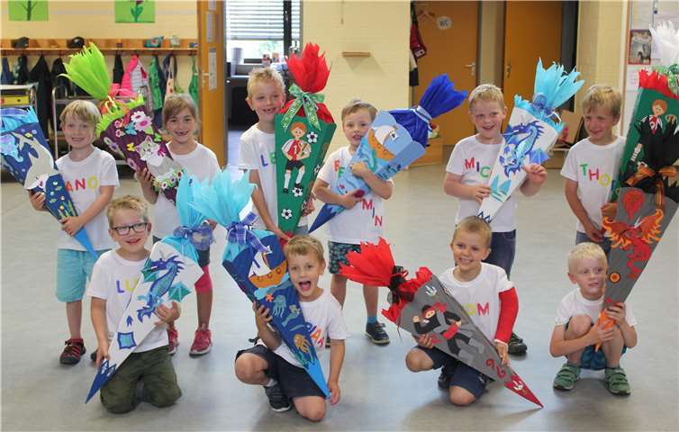 Die künftigen Schulkinder präsentierten ihre selbst gebastelten Schultüten. Privat