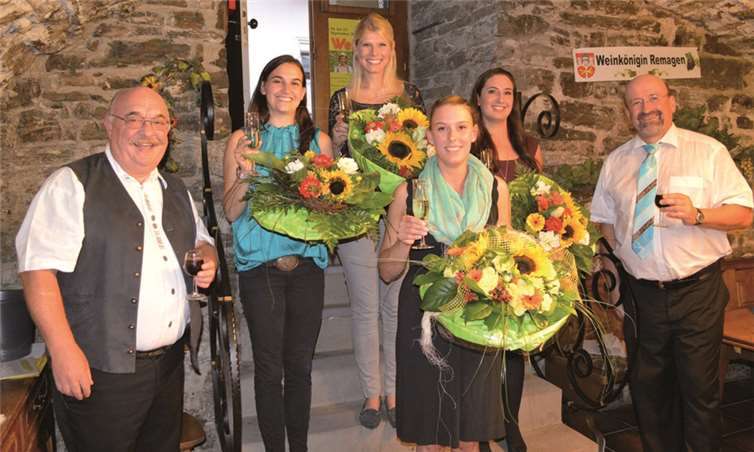 Die künftigen Weinmajestäten von Remagen wurden nun vorgestellt von Martin Tillmann (li.) und Bürgermeister Georgi. (V.li.): Weinprinzessin Lena Mühle, Weinprinzessin Charlotte Wyborny, Weinkönigin Hannah Braun und Weinprinzessin Julia Poétes.AB