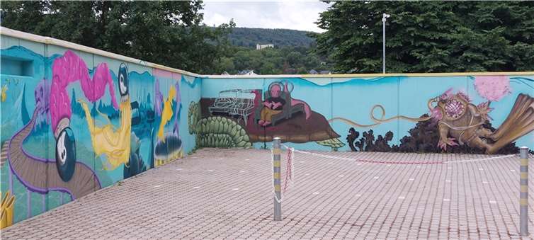 Die künstlerisch neugestaltete Mauer am Freibad Oberwerth. Foto: Arnold Thieltsges