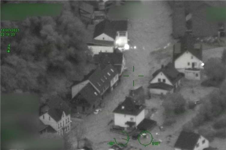 Die kürzlich bekanntgewordenen Hubschraubervideos werfen Fragen zur Rolle von Innenminister Lewentz in der Flutnacht auf, die aus Sicht von CDU und Freien Wählern nun in einer Sondersitzung des Landtags thematisiert werden sollen.  Quelle: Polizei RLP