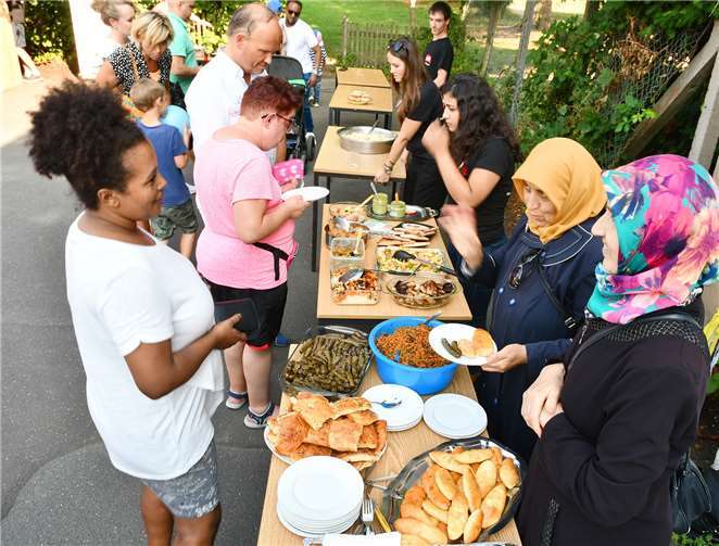 Die kulinarische Versorgung übernahm ein kleiner Street-Food-Markt.