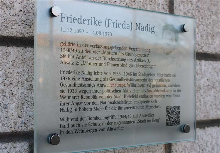Die kunstvoll gestaltete Gedenktafel erinnert an das Wirken von Frieda Nadig, die sich schon früh für Gleichberechtigung von Frauen und Männern einsetzte und von 1936 bis 1946 für das damalige Gesundheitsamt Ahrweiler tätig war.