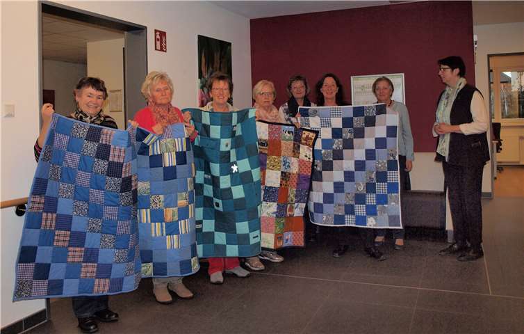Die kunstvollen Arbeiten der Patchwork-Gruppe der kfd Odendorf werden künftig auf den Rollstuhl angewiesene Bewohner des Bonifatiushauses wärmen. privat