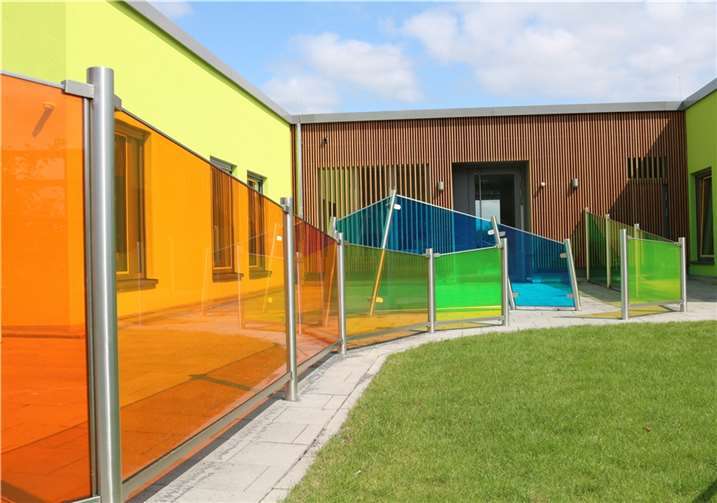 Werke an Schulen und Kitas verbinden Architektur und Kommune Die kunterbunte Abtrennung im Außenbereich der Kita Paukenzwerg in Mülheim-Kärlich. Foto: VG Weißenthurm