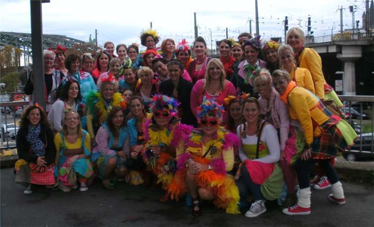 Die kunterbunte Möhnenschar reiste nach Köln und genoss einen geselligen Tag mit guter Laune, Heiterkeit und jeder Menge Spaß. privat