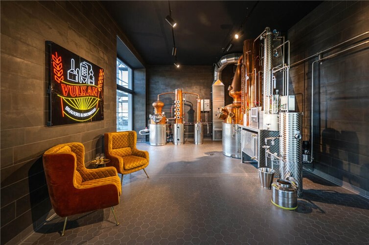 Die kupferglänzenden Brennanlagen sind imposante Blickfänger und zugleich High-Tech-Anlagen für höchste Qualität. 