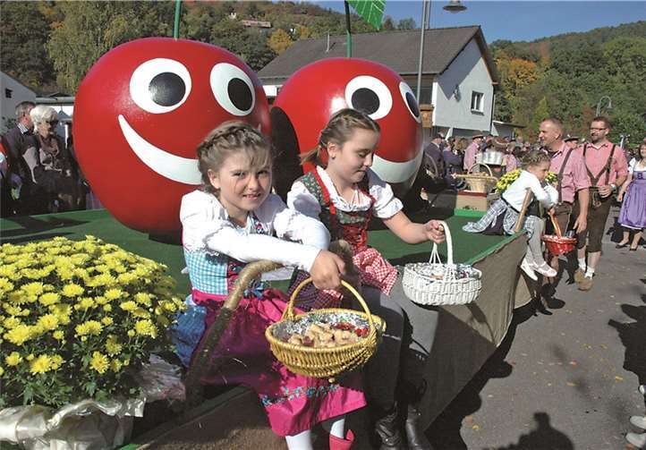 Die lachenden Kirschen wurden von Ortsbürgermeister Ewald Neiß auf dem Trecker gezogen.