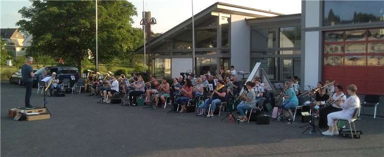 Die lange Durststrecke wurde beendet und die Musikerinnen und Musiker der Burg-Kapelle kamen zusammen, um endlich wieder gemeinsam musizieren zu können.Foto: privat