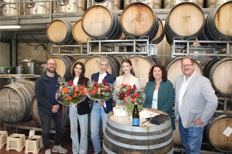Die lange Geschichte der Altenahrer Weinmajestäten, wird auch 2026/27 weitergeschrieben, von links Lukas Sermann (Vorsitzender Ahrwein e.V.), Lara Surget (designierte Weinprinzessin), Victoria Charlotte Zimmermann (designierte Weinkönigin), Leonie Krupp (designierte Weinprinzessin), Eva Flügge (Vorsitzende Weinort Altenahr e.V.), Mirco Burkardt (stellv. Vorstandsvorsitzender WG Mayschoß-Altenahr).  Foto: DU