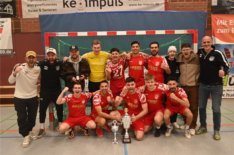 Die lange Leidenszeit hat ein Ende: Bezirksligist TuS Mayen sicherte sich den Titel bei der Stadtmeisterschaft im Hallenfußball. Fotos: SK