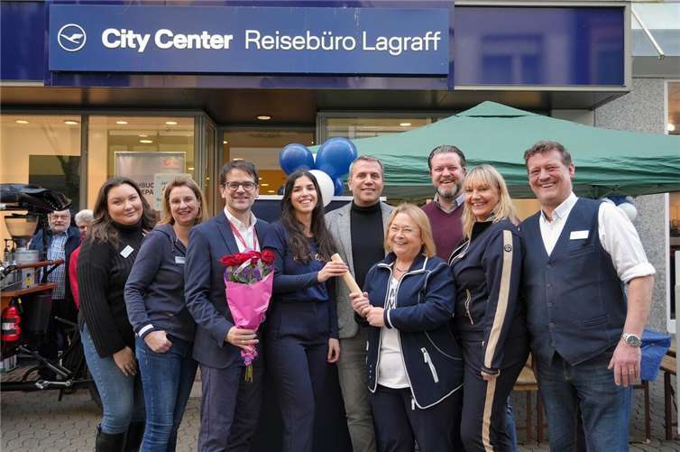 Die langjährige Büroleiterin Marina Kesselheim-Welsch überreicht das Staffelholz an Nachfolgerin Bianca Rascher. Es gratulieren Antonina Ryzhova, Alexandra Röder, Henrik Ahlbrecht (A-Rosa), Thomas Klein (Vorstandsmitglied Lufthansa City Center), Benjamin Jung (Vertriebsleiter Touristik), Daniela Wannagat und Peter Demuth.  Fotos: FF