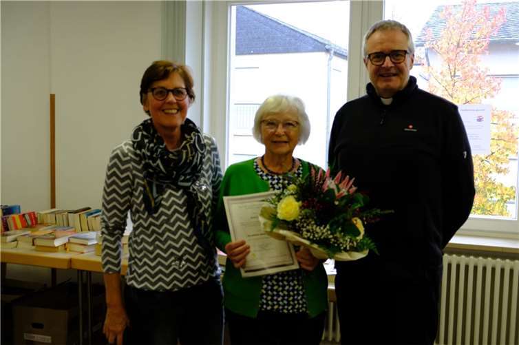 Die langjährige Mitarbeiterin Inge Luy bekam von Irene Noll (li.) eine Urkunde und von Wolfgang Rösch einen Blumenstrauß überreicht.  Foto: privat