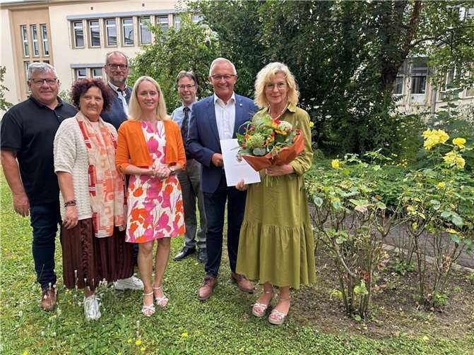 Die langjährige Referatsleiterin Schulen, Weiterbildung und Sport, Mechtild Laupichler, wurde von Landrat Achim Hallerbach in Gegenwart von Martin Jung, Diana Wonka, Rüdiger David, Birgit Eisenhuth und Michael Mahlert offiziell in den Ruhestand verabschiedet (von rechts).  Foto: Thomas Herschbach.