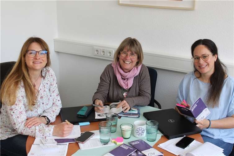 Die langjährige Referentin Regina Kehr wird künftig unterstützt von Nadine Bongard und Sabine Hammann-Gonschorek. Quelle: Evangelisches Dekanat Westerwald