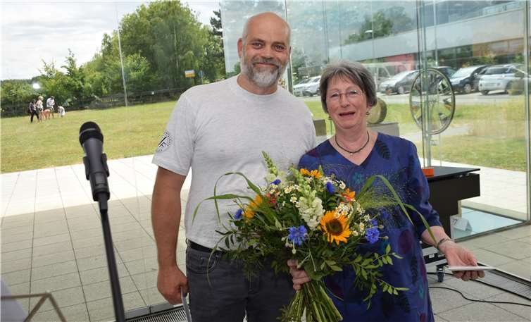 Die langjährige Schulleiterin Hedwig Schmitt-Wojcik und der Vorsitzende des Fördervereins Sven Weerts bei der Abschiedsfeier.