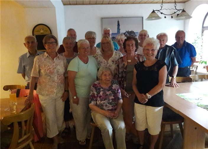 Die langjährige Trainerin Gretel Römer (Mitte) inmitten de+-r Mitglieder der Tanzgruppe des TV 1861. Foto: Rita König