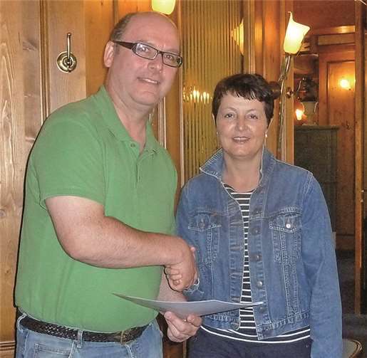 Die langjährige Übungsleiterin Manuela Burger-Racke wurde durch den Vorsitzenden Andreas Doll mit der Bronzenen Ehrennadel geehrt.