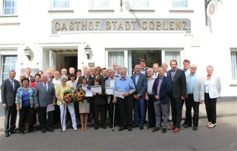 Die langjährigen Mitglieder erhielten jeweils eine Urkunde mit Ehrennadel und ein Weinpräsent bzw. einen Blumenstrauß. Privat