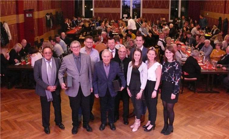 Die langjährigen Vereinsmitglieder wurden geehrt: Fred Surges, Werner Müller, Stefan Kalt, Willi Harrichhausen, Elmar Paetz, Dieter Müller, Marco Marner, Elisabeth Kastenholz, Corinna Gilles, Miriam Marne (v.l.).  Rolf Schmitt
