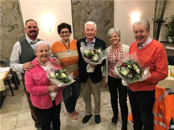 Die langjährigen Vorstandsmitglieder werden mit blumigen weiß-roten Stadtfarben verabschiedet: (v. links): Karl Heinen, Roswitha Schlingensiepen, Ingrid Derra, Hans-Georg Klein, Anne Horst und Bernd Schrading.