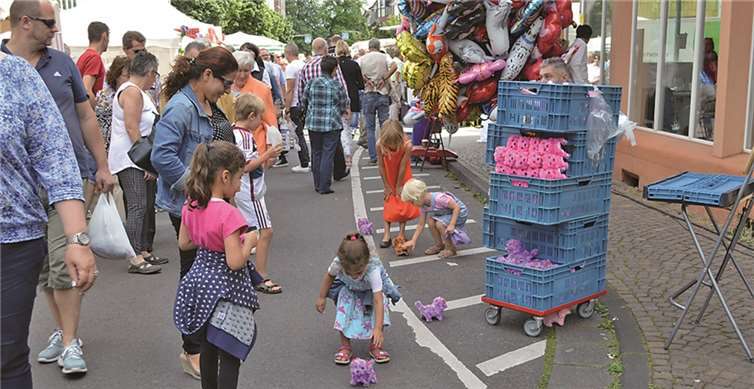 Die laufenden und bellenden Spielzeughündchen zogen die Kinder magisch an. AB